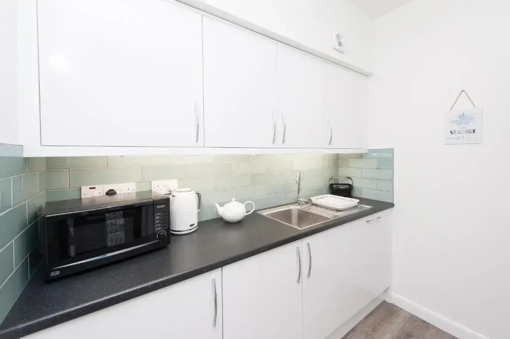 Two bed ground floor apartment, sleeps six, free parking and high speed Wifi