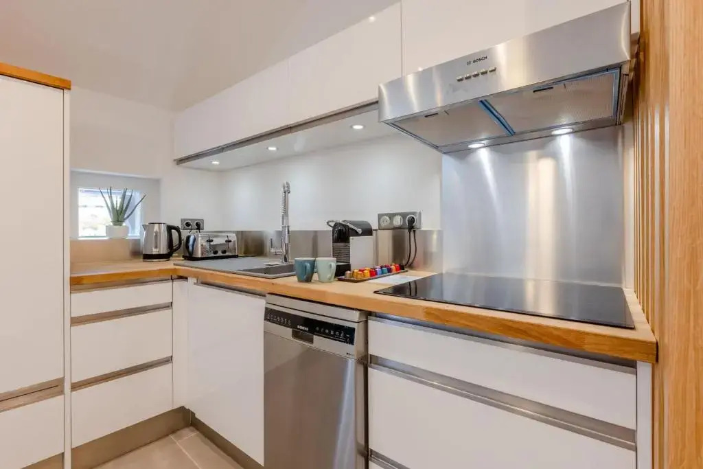 SERRENDY Stylish 2-bedroom apartment 1-minute walk to beaches