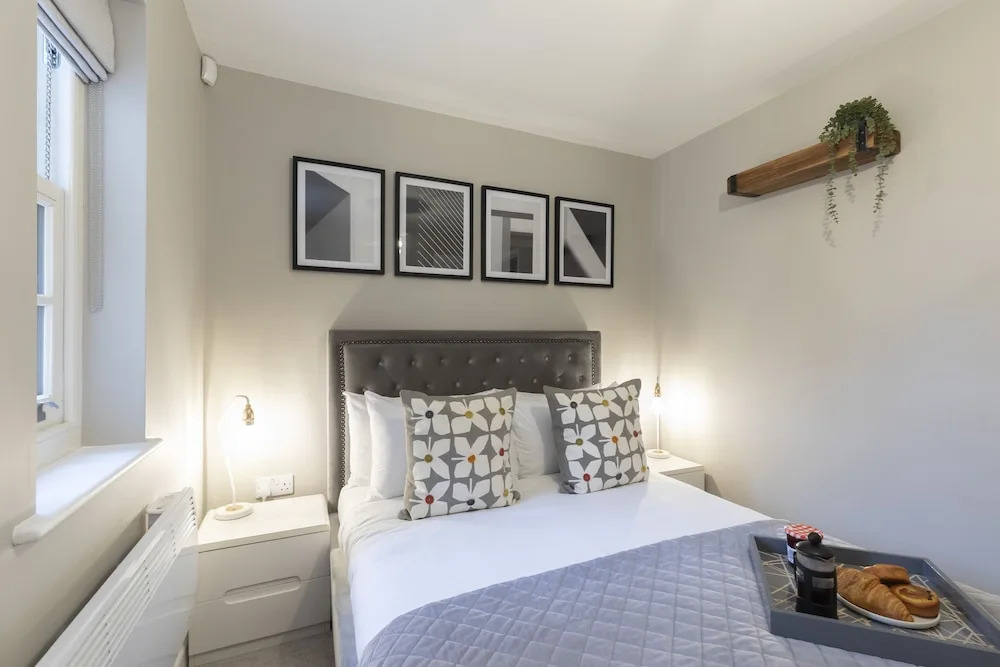 Elliot Oliver - 2 Bedroom Garden Apartment With Parking