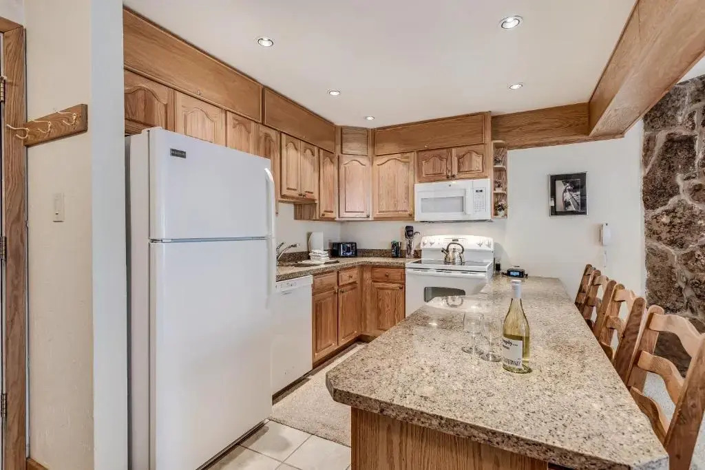 Laurelwood Condominiums Studio Premier Unit 407