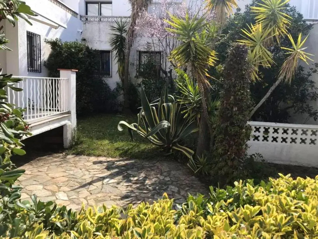2 bedrooms appartement with enclosed garden at Empuriabrava 1 km away from the beach
