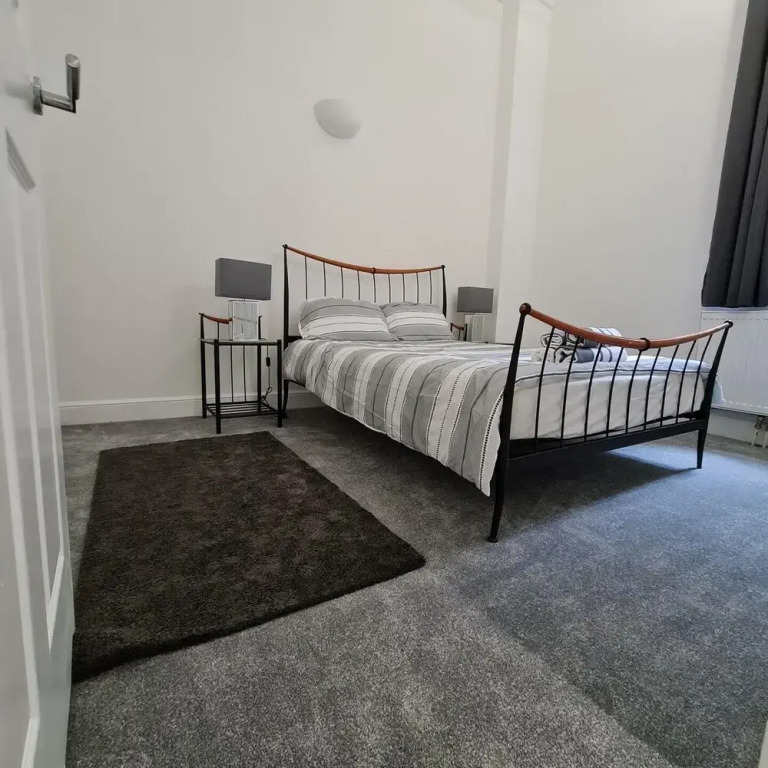 Sleek 2BD Flat Centrally Located in Glasgow