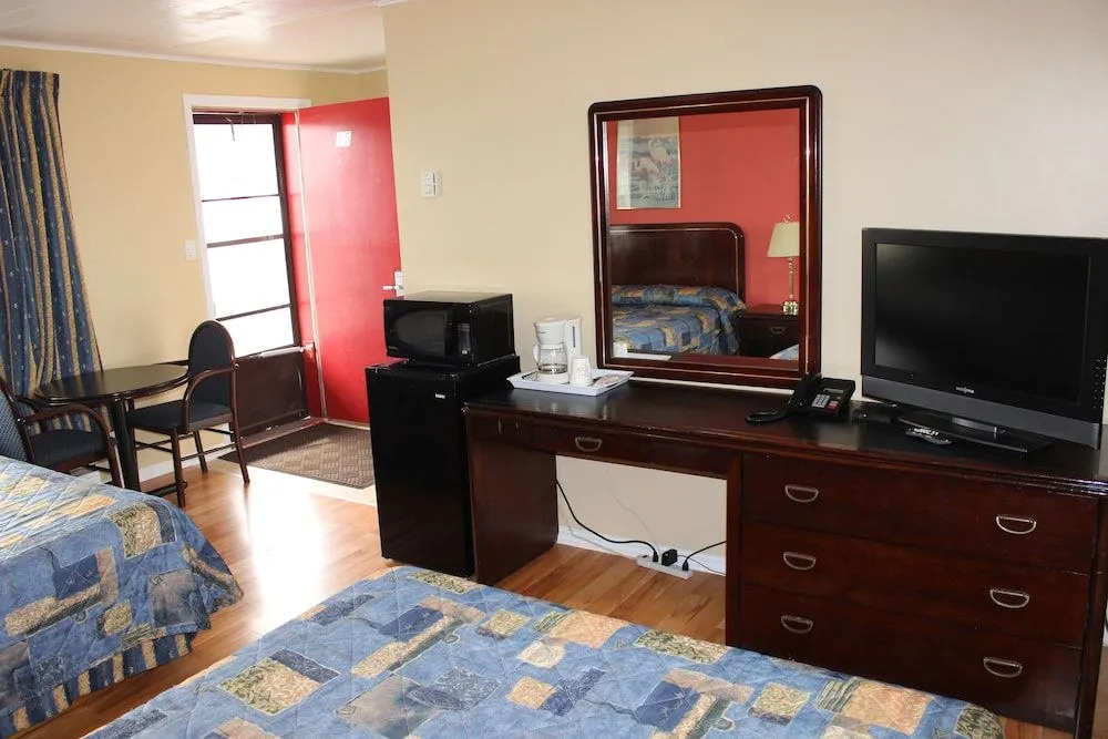 Colonial Motel