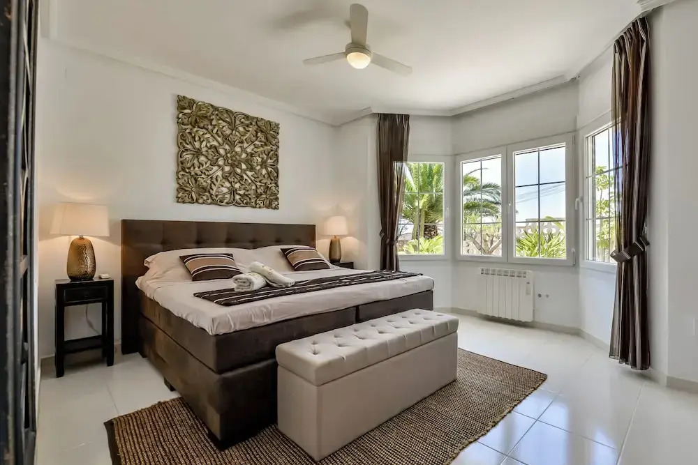 4bed Villa Sleeps 8- Pool, Garden, Bbq, Near Beach