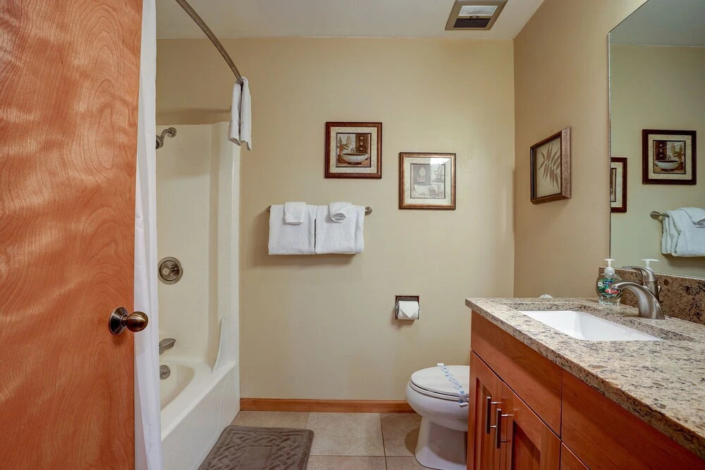 Pet-Friendly 6 Otter Home features Bikes to Explore Sunriver Village