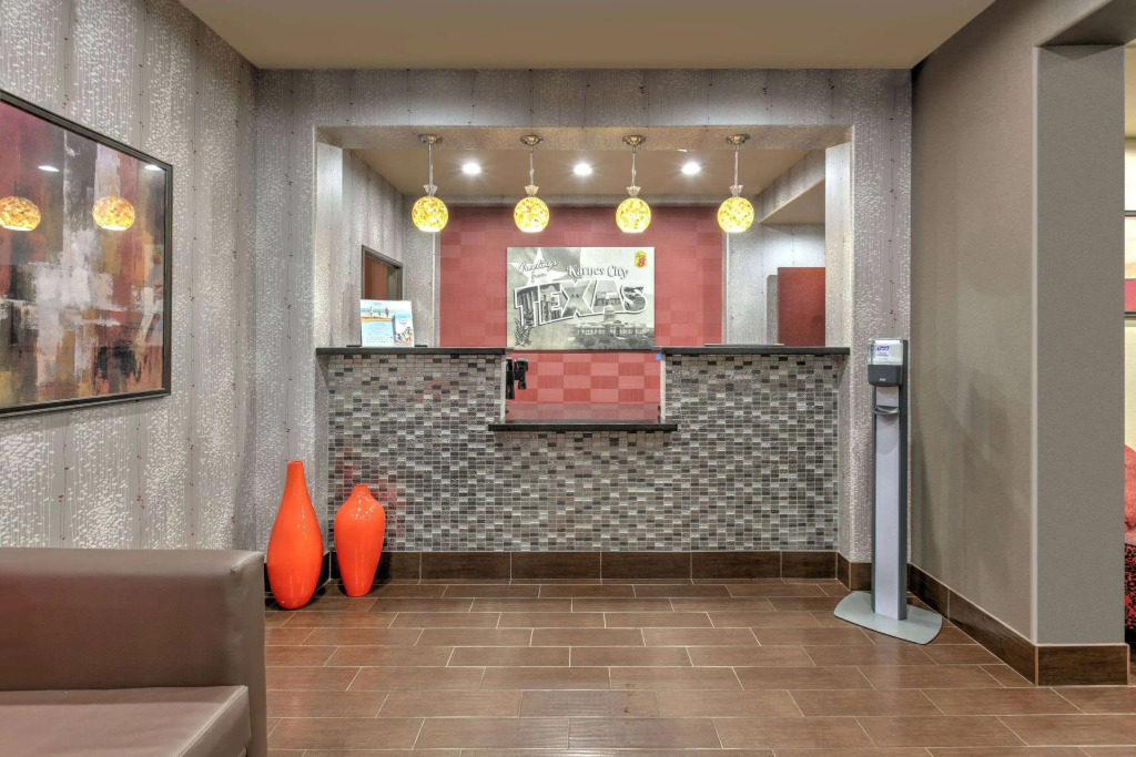 Super 8 by Wyndham Karnes City