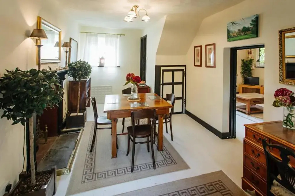Elizabethan Manor House - Sleeps 2-4 - Parking