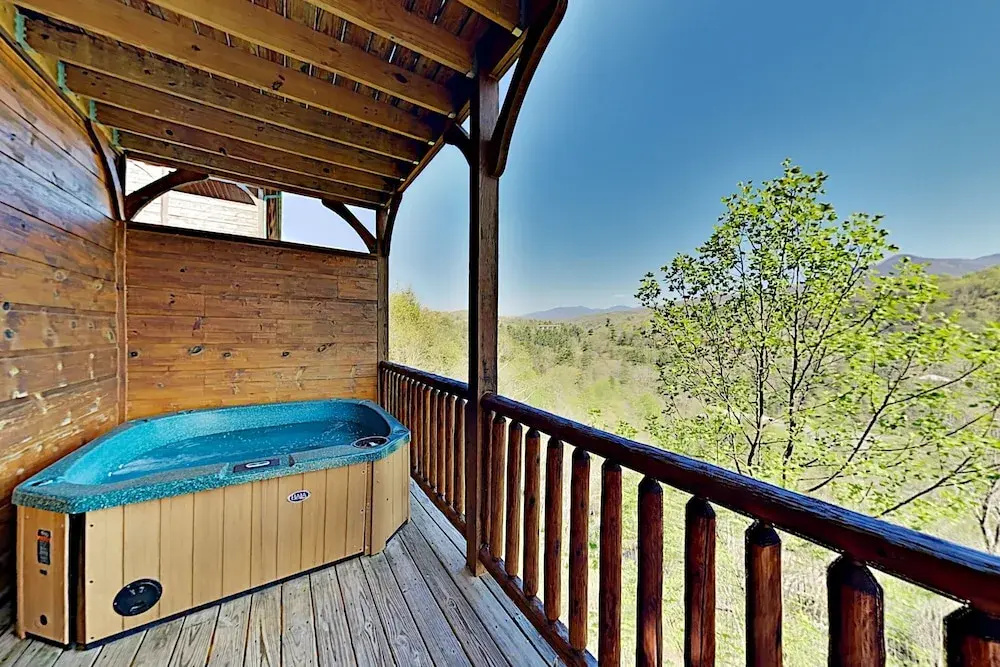 Gatlinburg Falls W/ Hot Tub & Big Views! 2 Bedroom Cabin