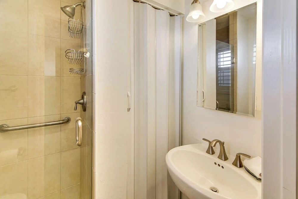 1 Mi to Vanderbilt Beach! Walkable Couples Haven
