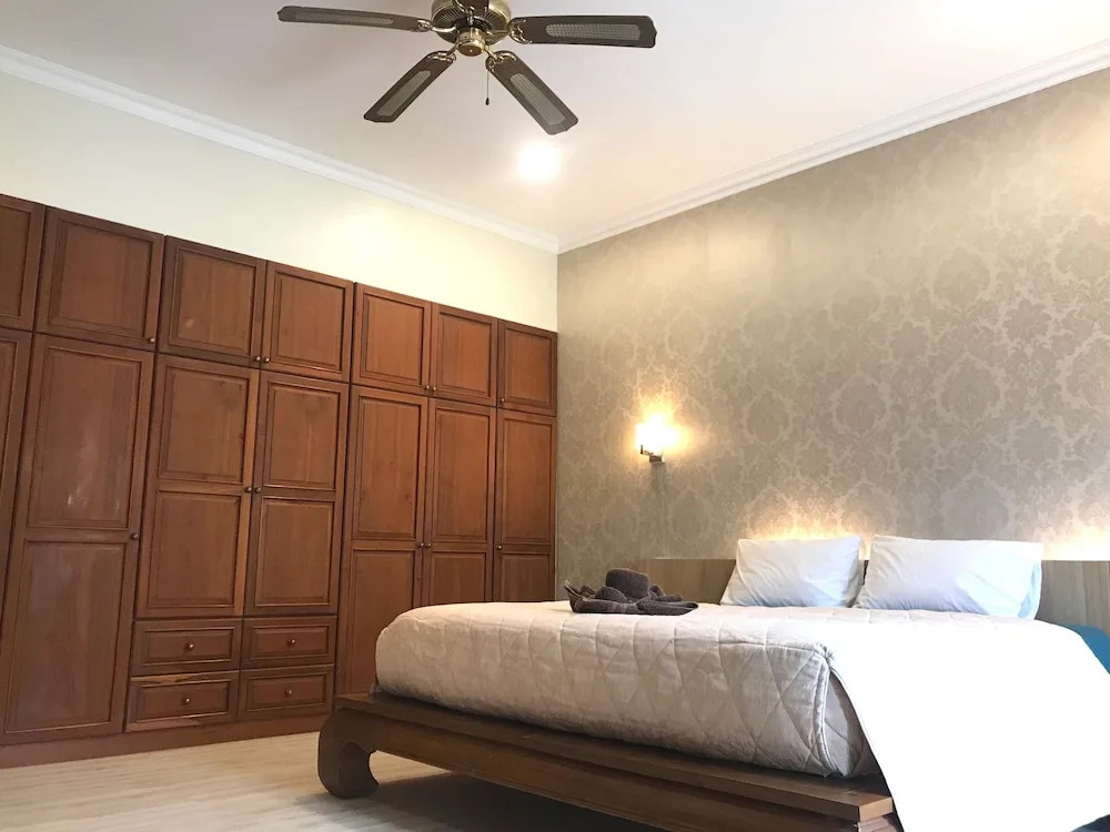 LUXURIOUS VIEW TALAY VILLA - PATTAYA HOLIDAY HOUSE