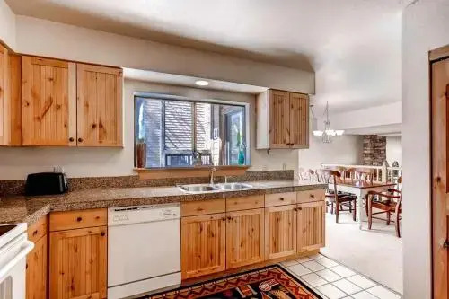 Cedars 18 - Ski-In/Ski-Out Apartment