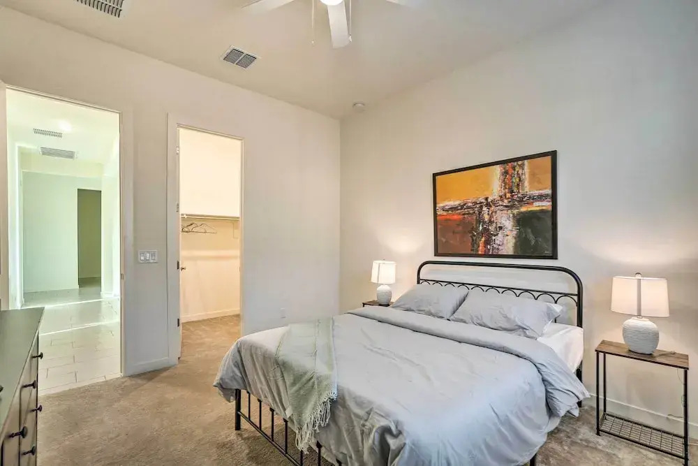 Modern Glendale Getaway ~ 3 Mi To Stadium!