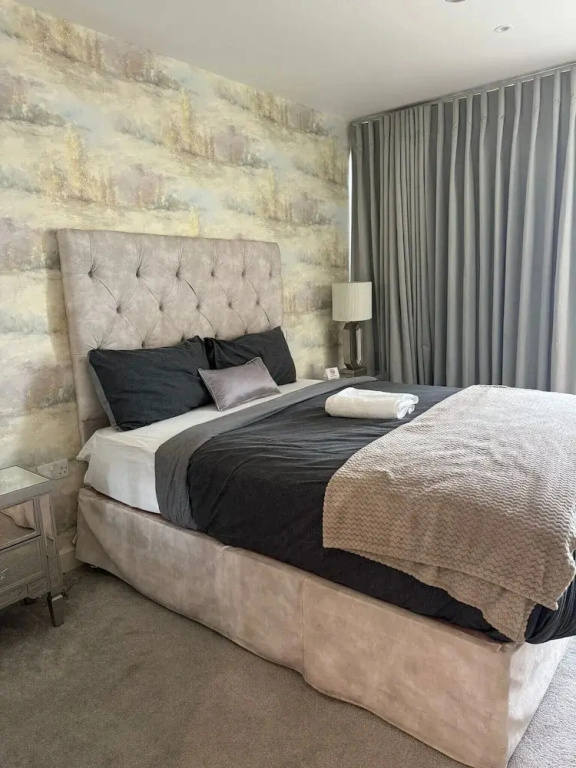 Barking Bliss - Bright Apartment With City Views