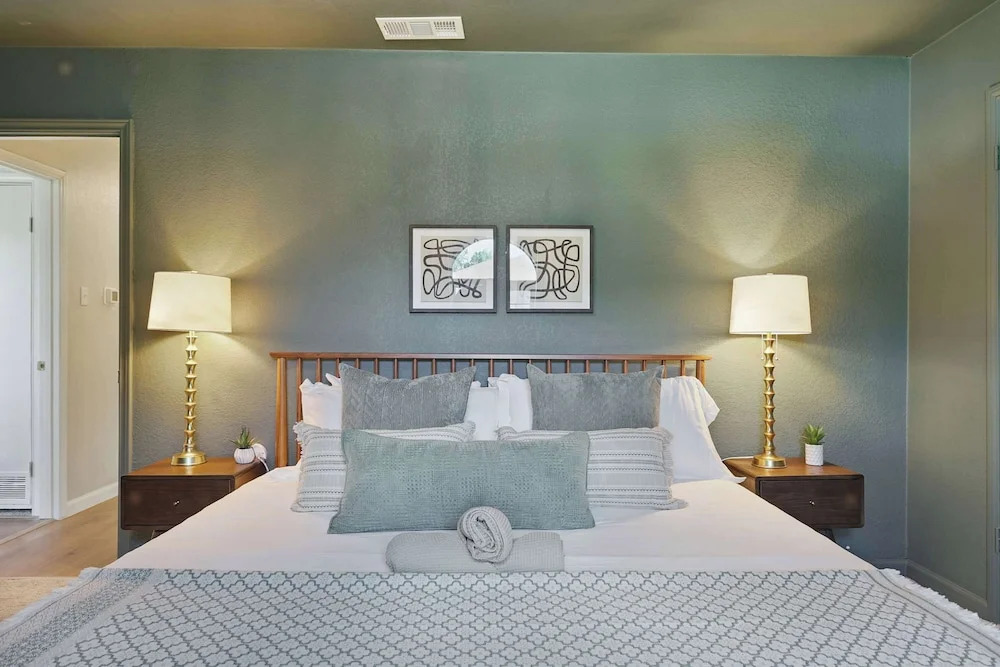 Spacious 5BR 3BA Retreat With Pool & Hot Tub
