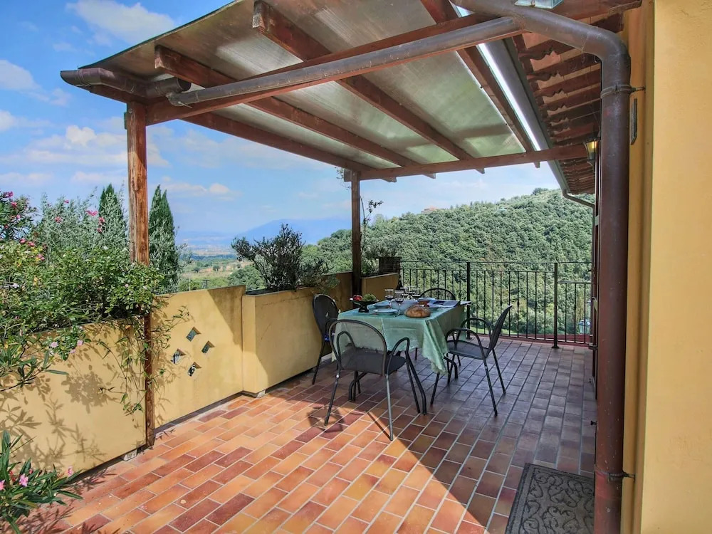 Country House with swimming pool and garden with Mediterranean plants