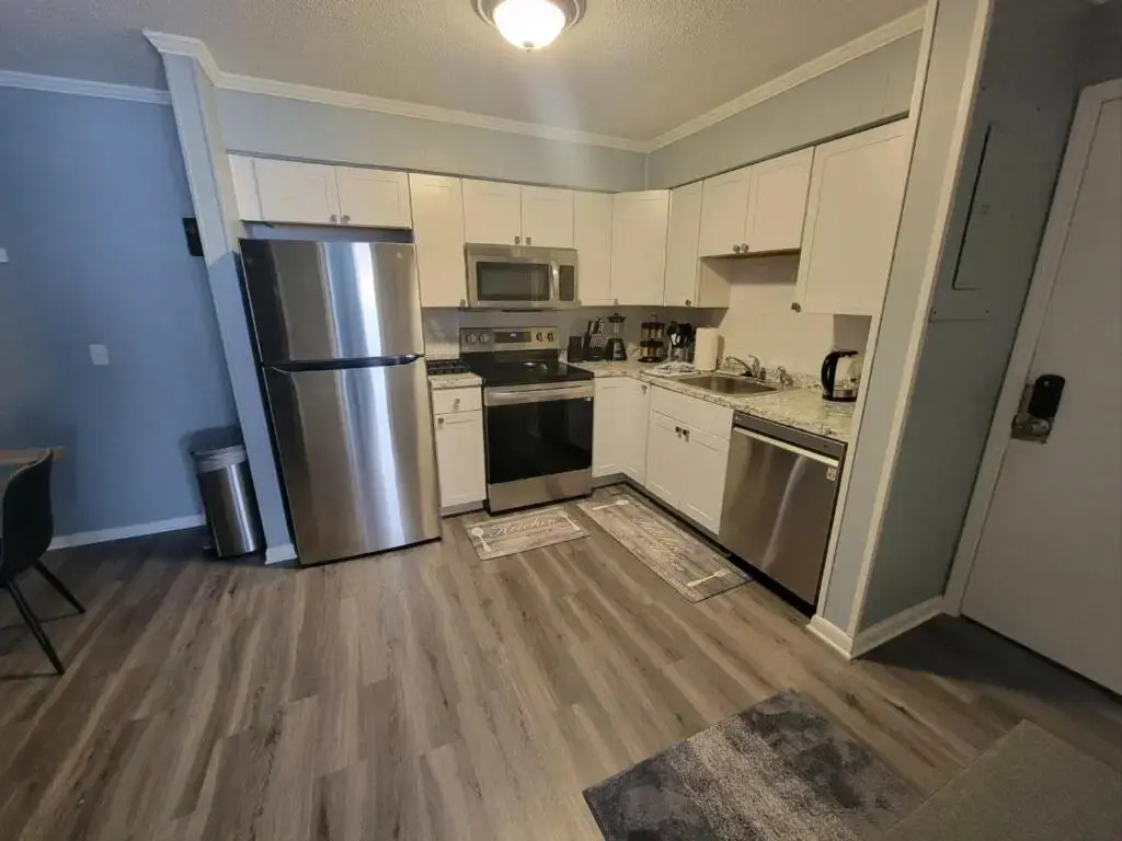 2022 Renovated 2-bedroom cozy, lovely condo