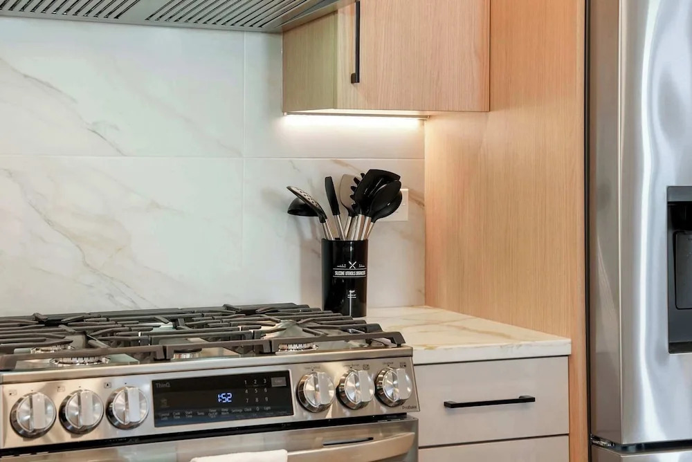 Modern 2br2ba Condo Free Parking and Balcony
