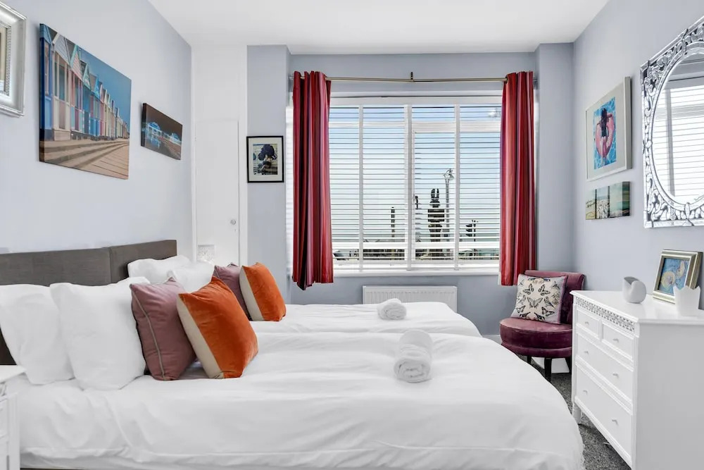Deco Seafront - Seafront Apartment - Sleeps up to 6