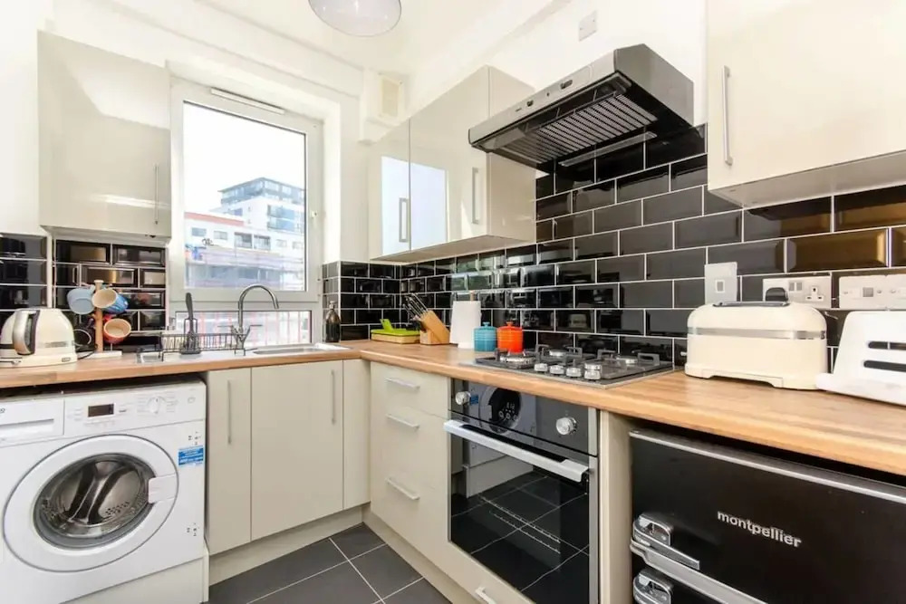Quintessential 2 BR London Bridge Apartment