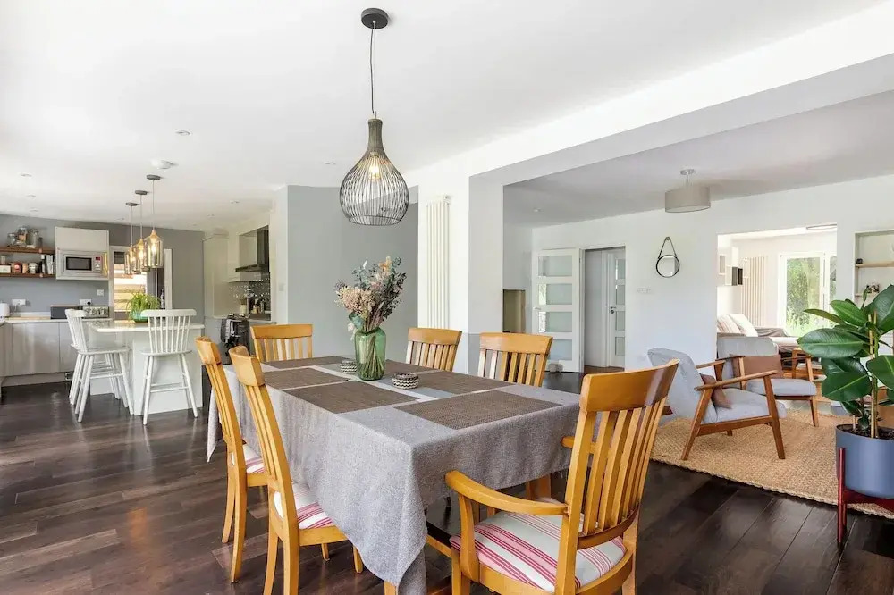 Stunning 5 Bed in the Centre of Bourton