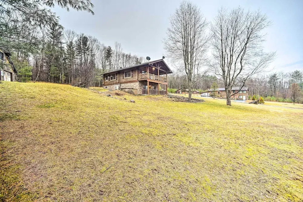 Spacious Cabin w/ Decks Near Saratoga Race Course!