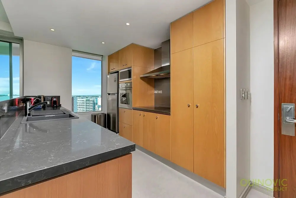 QV Central Upscale Apt in a Hotel (929)