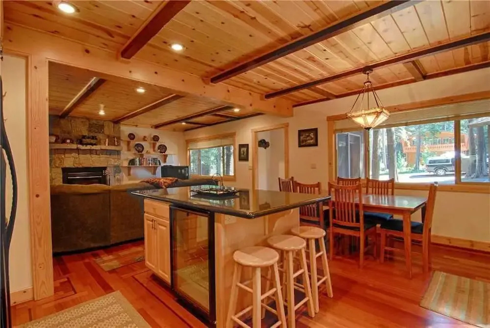 Lazy Bear Lodge W/huge Deck and Hot Tub! #247