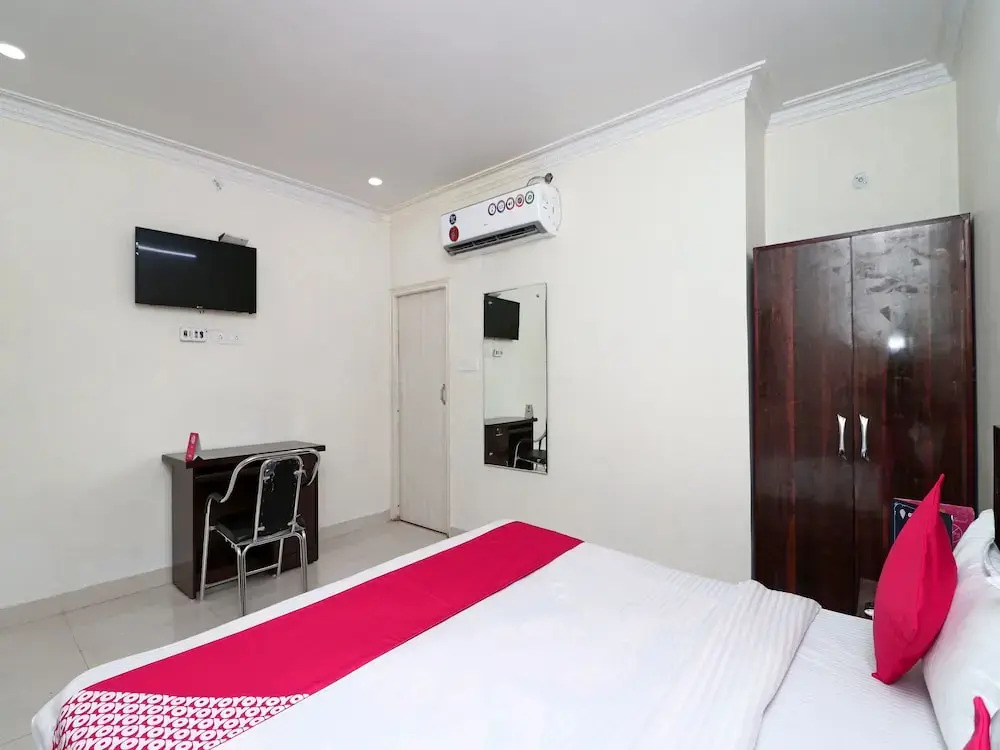 OYO 16551 Royal Aayoyjanam Hotel