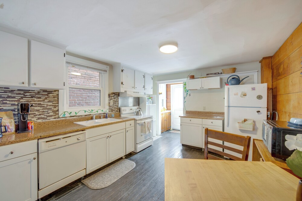 WFH Space & Yard! Walkable Lancaster Row Home