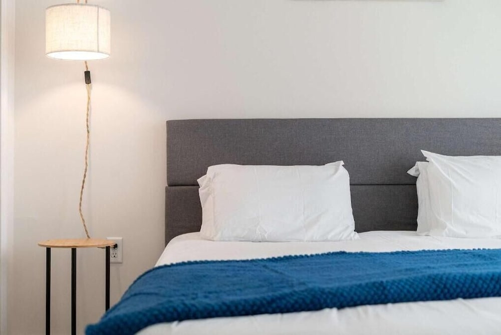 Riviere 2BR Apartment Pet Friendly Oasis Sleeps 6 Close to Epic Universe Pool & Gym