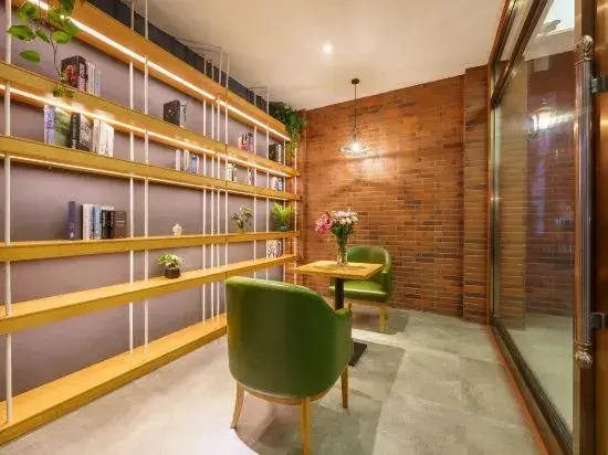Elong Wanguo Hotel (Dalian Jinma Road Light Rail Station Store)