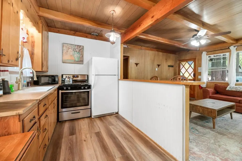 Finch Nest - Beautiful Cabin In A Convenient Location! 2 Bedroom Cabin