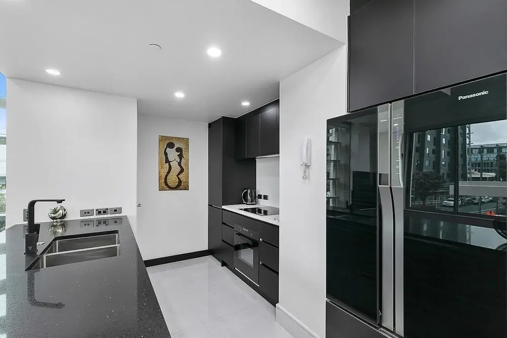 QV Upscale Modern Apt with Parking -965