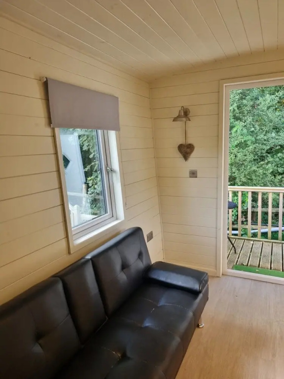 Glamping Hut - Sleeps 2 hot tub & parking