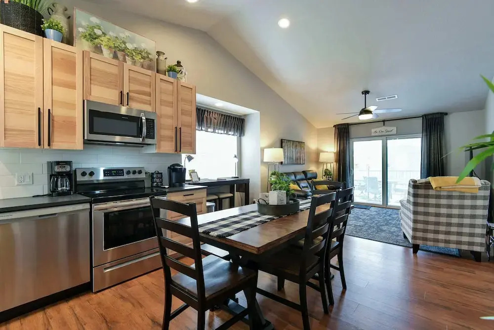 Table Rock Lookout Duo - Spacious Balcony