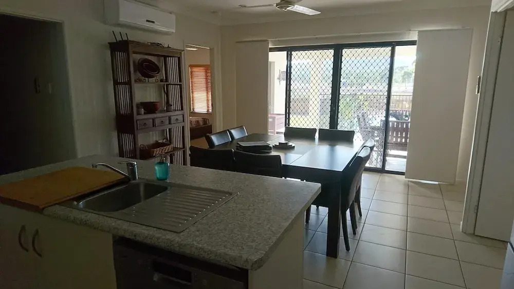 Palm Lakeside - Bowen, Whitsundays Wifi Netflix Private Cool Luxury