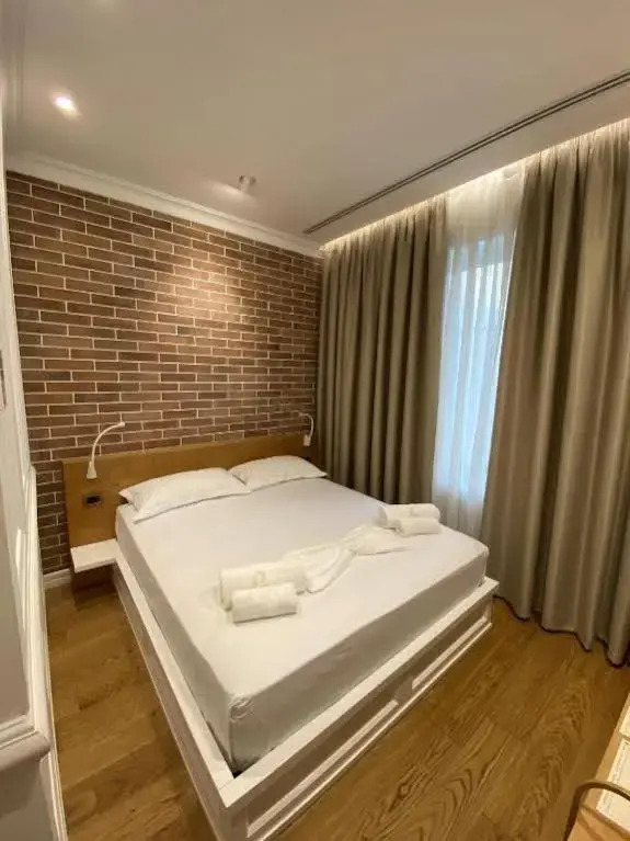 Crown Boutique Hotel