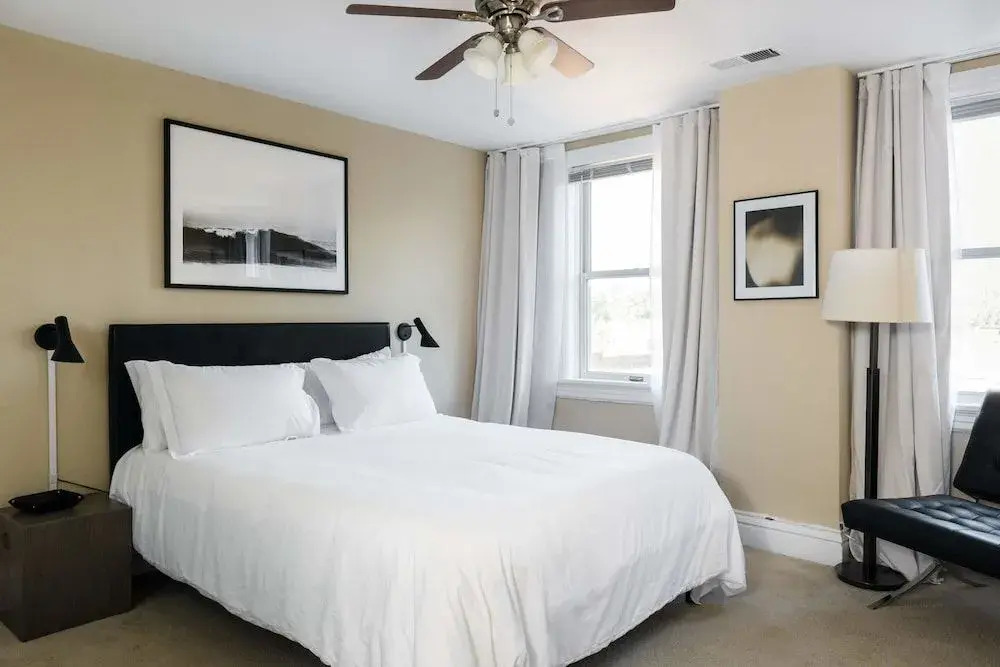 Classic CWE Apts with Full Kitchen by Zencity