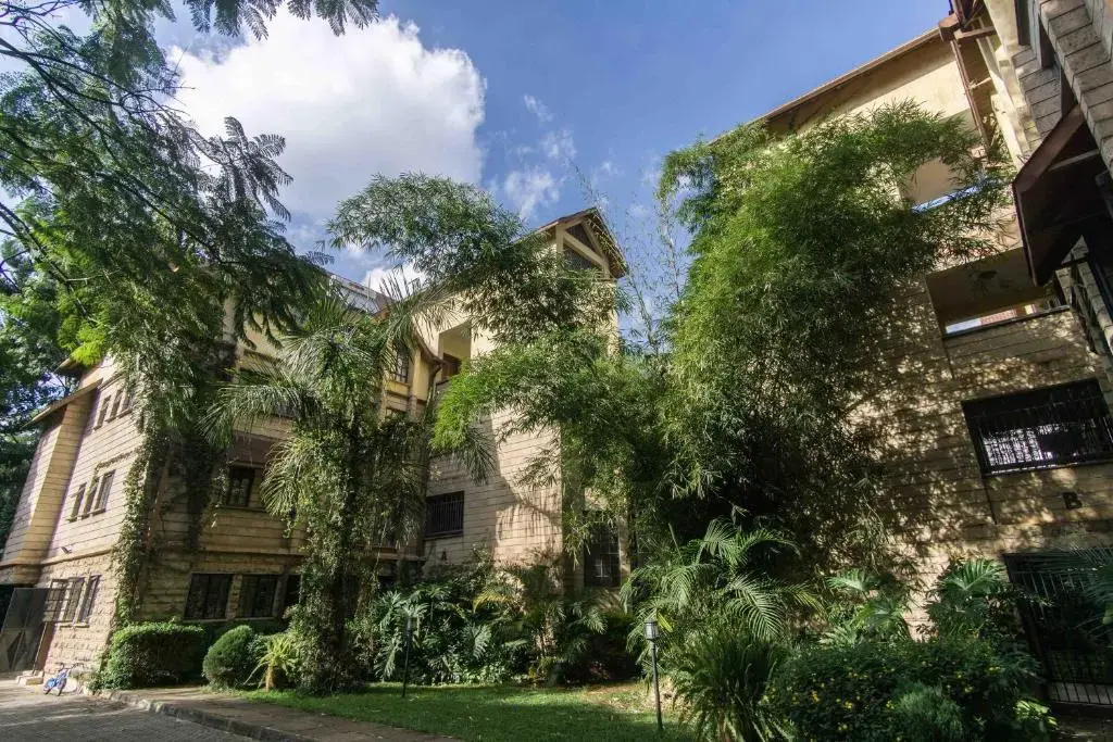 Peaceful, Spacious, Open-plan 2br apartment set in mature garden