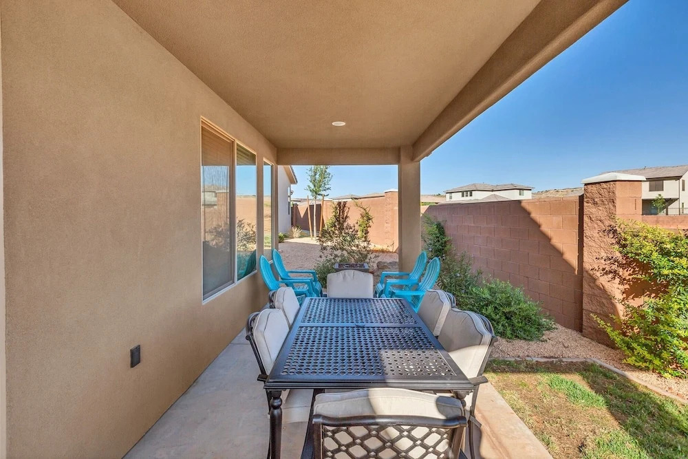 Rock Canyon Oasis 4 Bedroom Home by RedAwning