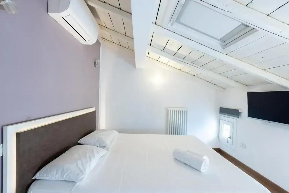 Asinelli in Bologna with 1 bedrooms and 1 bathrooms