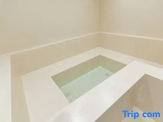 Wind & Water Nautical Club | Poolside Holiday Villa (Golden Coast Luojia Temple Branch)