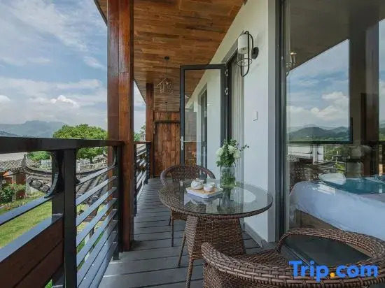 Anji Double Fish Hall Hot Spring Resort B&B (Longwangshan Canyon Drift Shop)