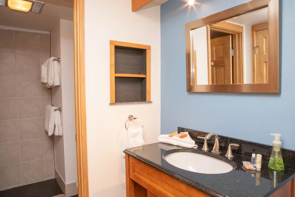 1622 Quicksilver 2 Bedroom Townhouse by RedAwning