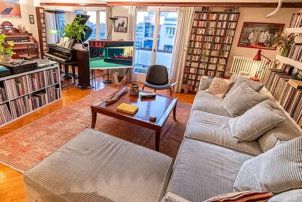 Chic 2BR Bright Penthouse With Open Wood Staircase