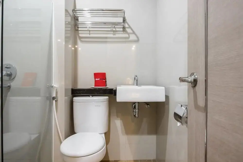 RedDoorz Syariah near Taman Wisata Matahari
