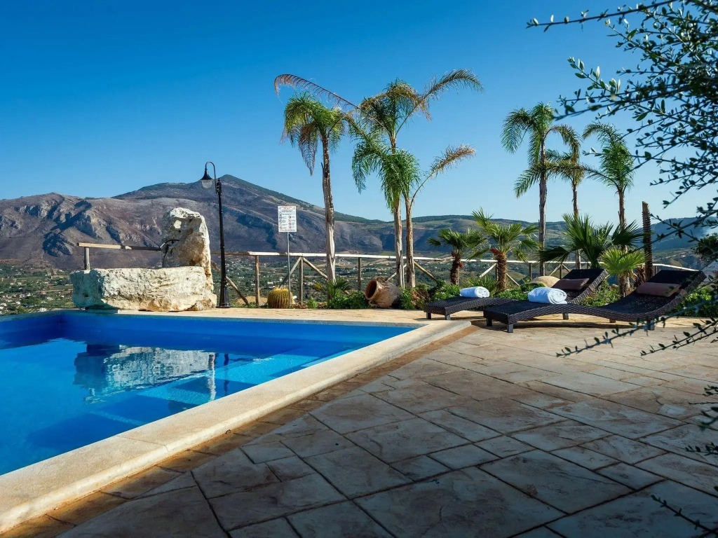 Cheerful Villa in Contrada Sarmuci with Swimming Pool