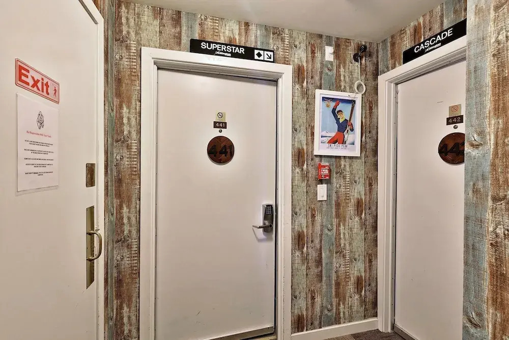 Your Perfect Getaway Renovated and Beautifully Decorated Hotel Room Studio