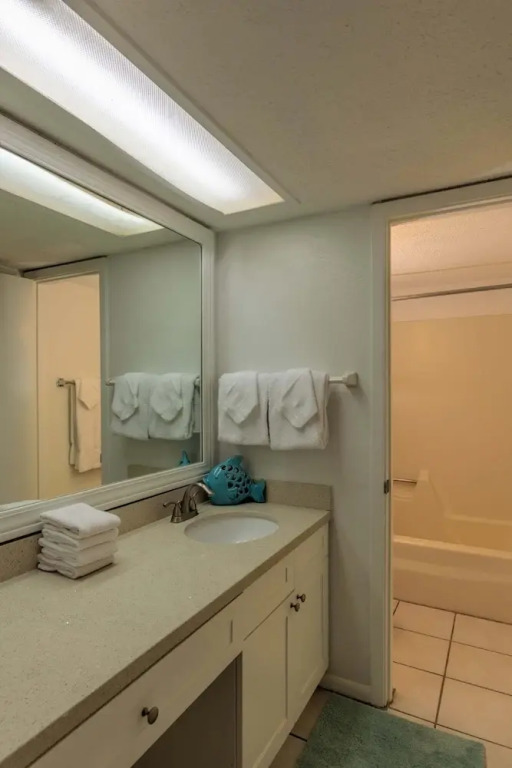 Modern 3br Condo Sleeps 6 Near Beach 3 Bedroom Condo