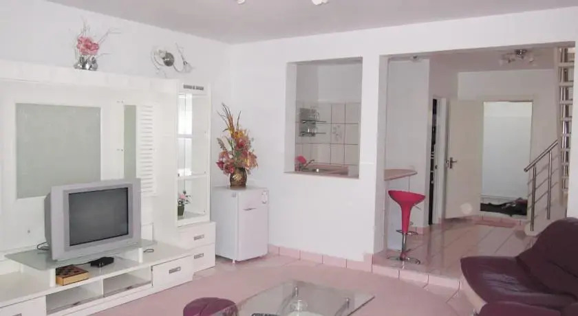 Roxys Garden Apartments